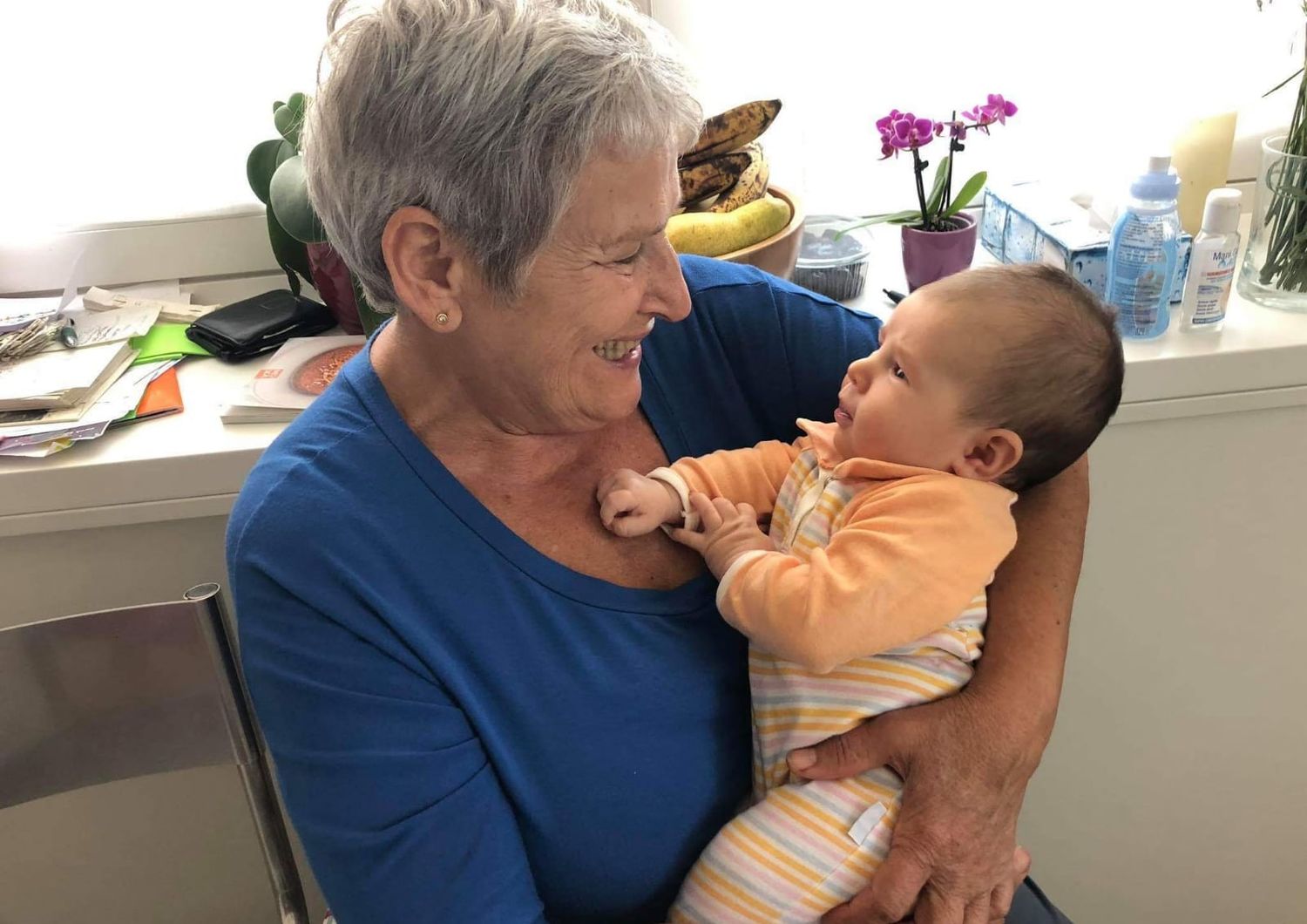 Il primo incontro della nonna con la nipotina nata durante il lockdown