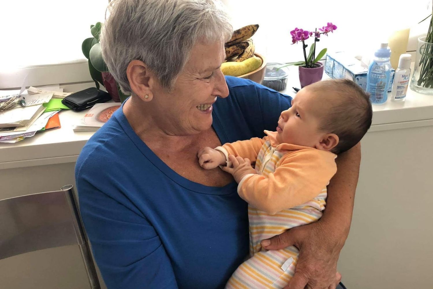 Il primo incontro della nonna con la nipotina nata durante il lockdown
