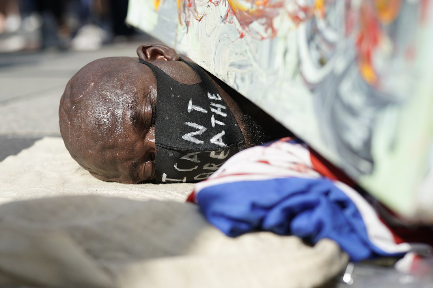 Un uomo protesta per la morte di George Floyd, simulandone la morte. New York