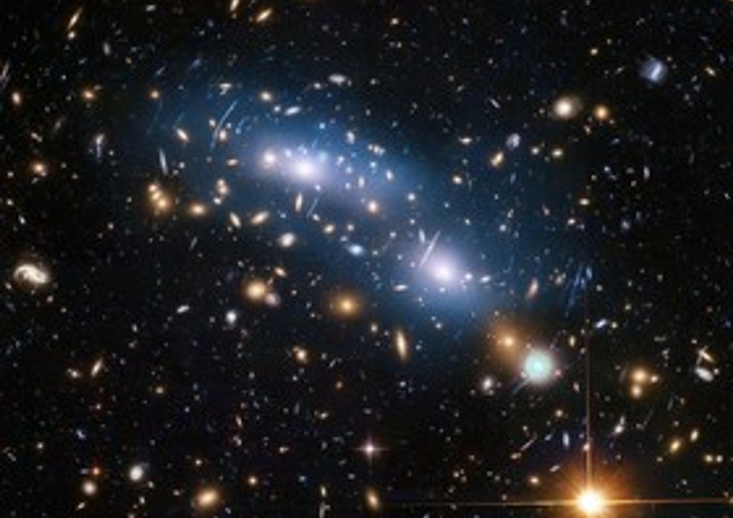 Immagine ripresa da Hubble dell'ammasso di galassie MACS J0416, uno dei sei studiati dal supertelescopio
