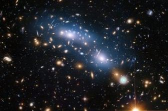 Immagine ripresa da Hubble dell'ammasso di galassie MACS J0416, uno dei sei studiati dal supertelescopio