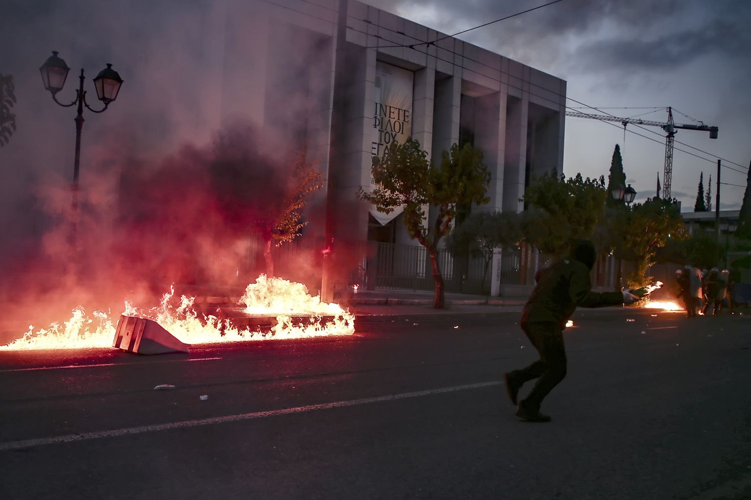 Scontri davanti all'ambasciata Usa di Atene