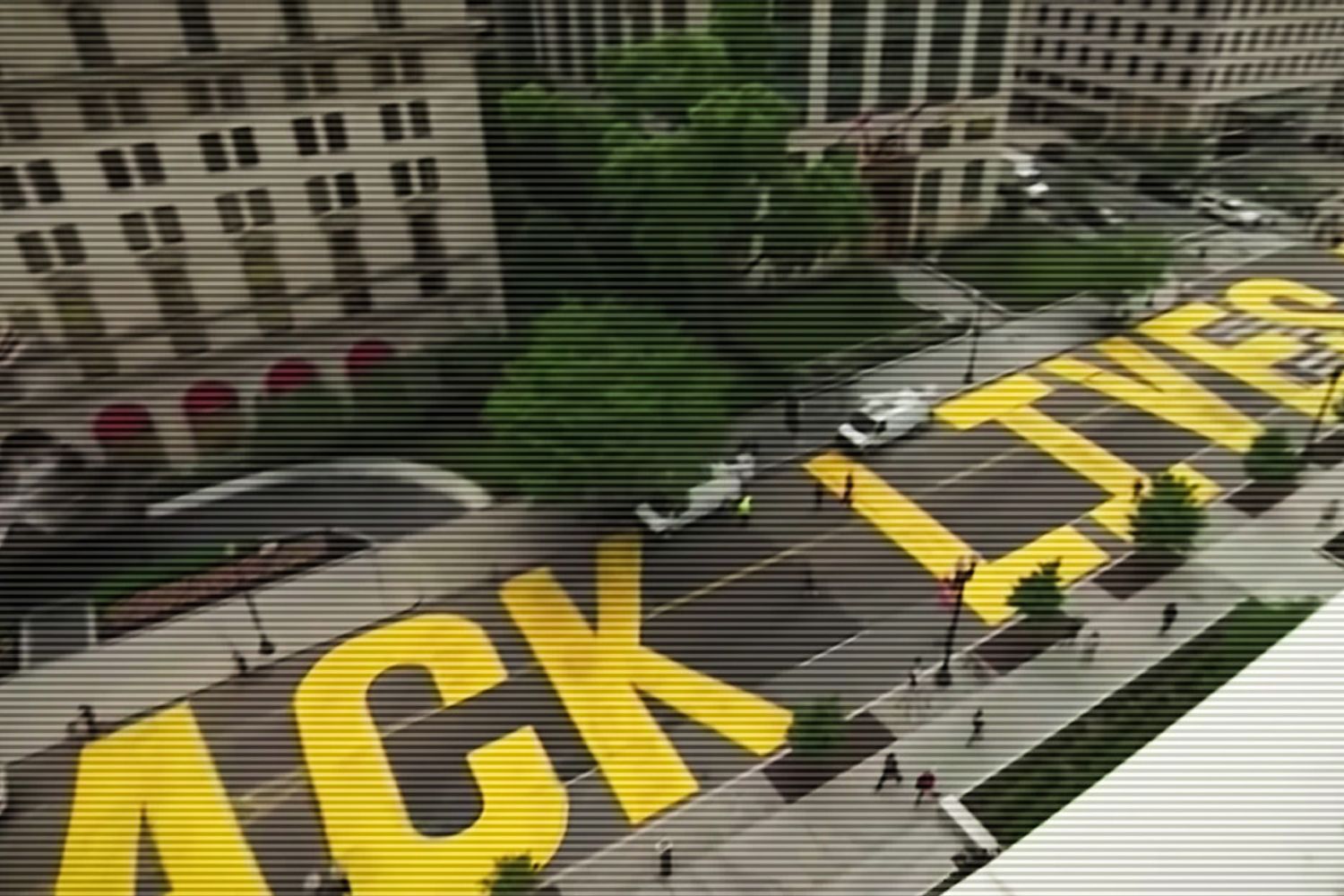 La scritta comparsa sulla strada che porta alla Casa Bianca