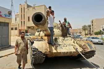 Tripoli forze entrano a Sirte da tre fronti