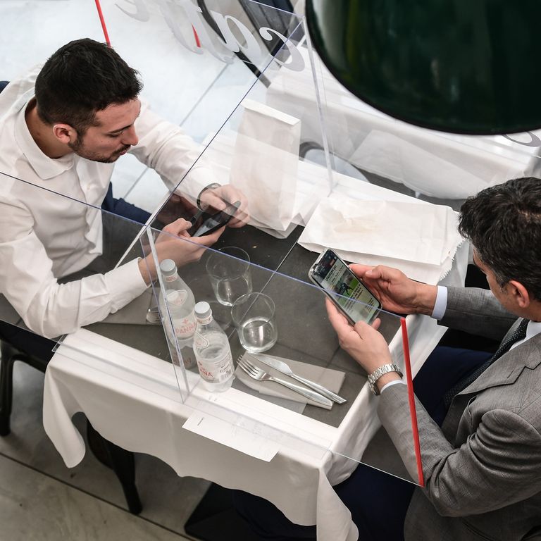 Plexiglas divide avventori ristorante a Milano