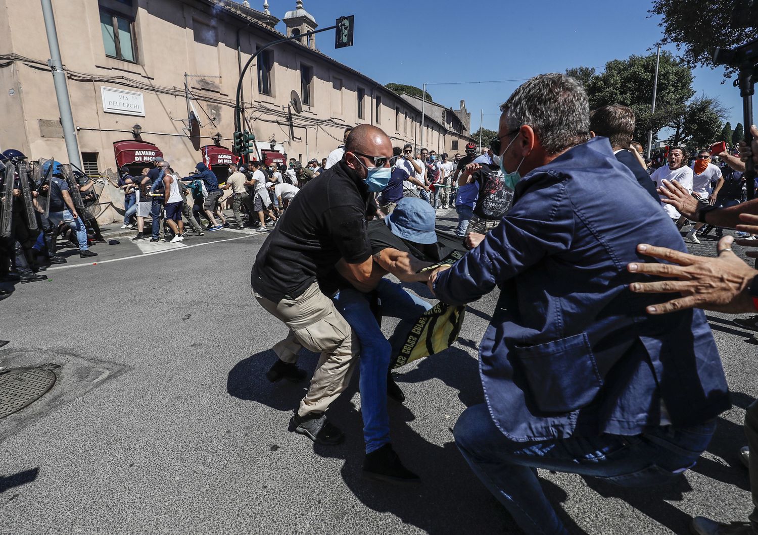 scontri manifestazione estrema destra roma