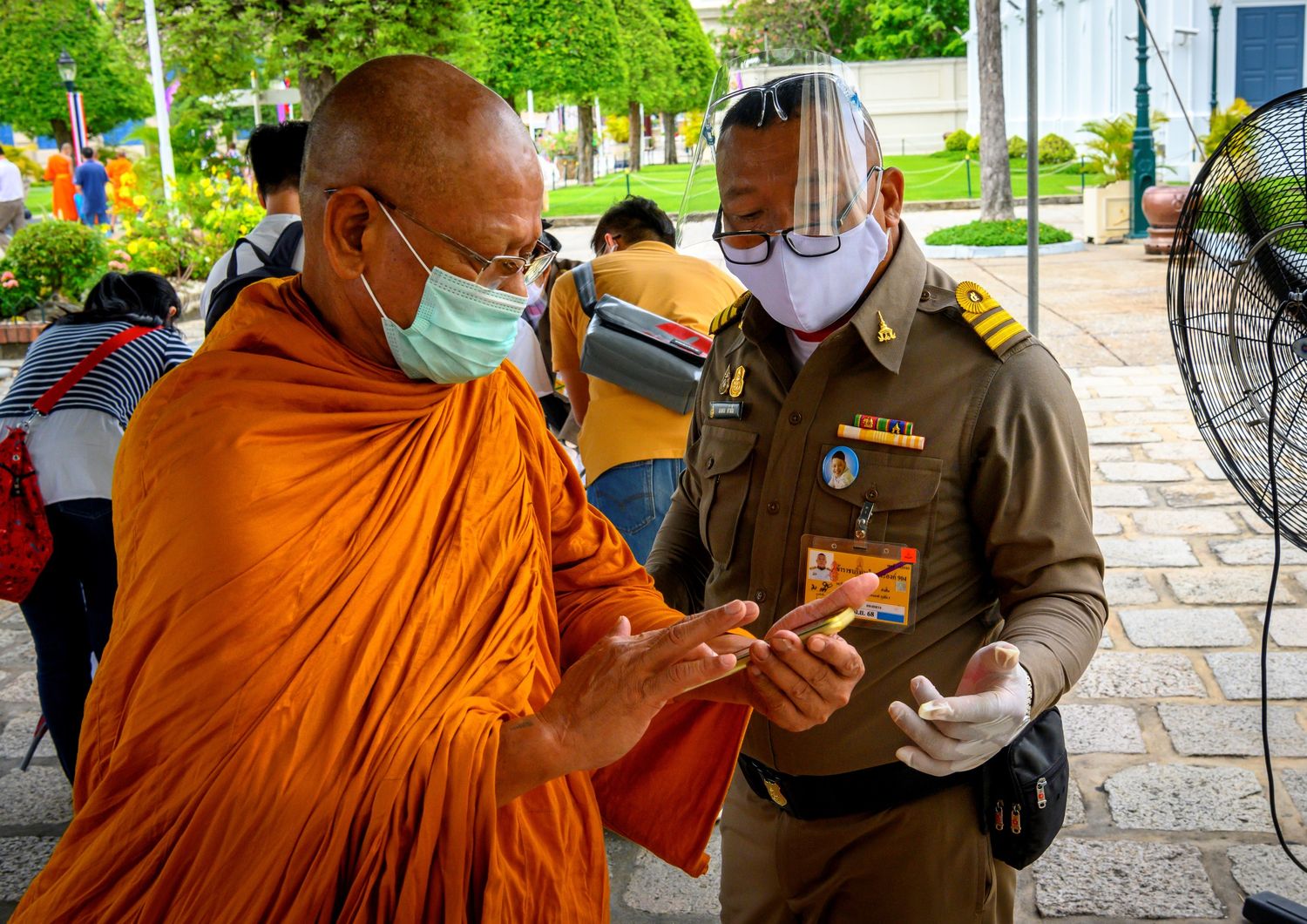 Un poliziotto thailandese e un monaco buddista a Bangkok