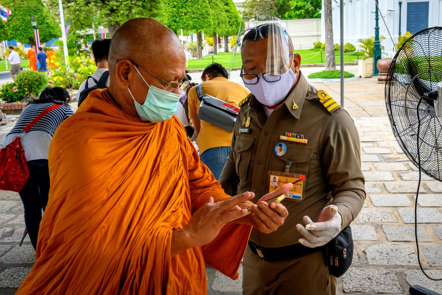 Un poliziotto thailandese e un monaco buddista a Bangkok