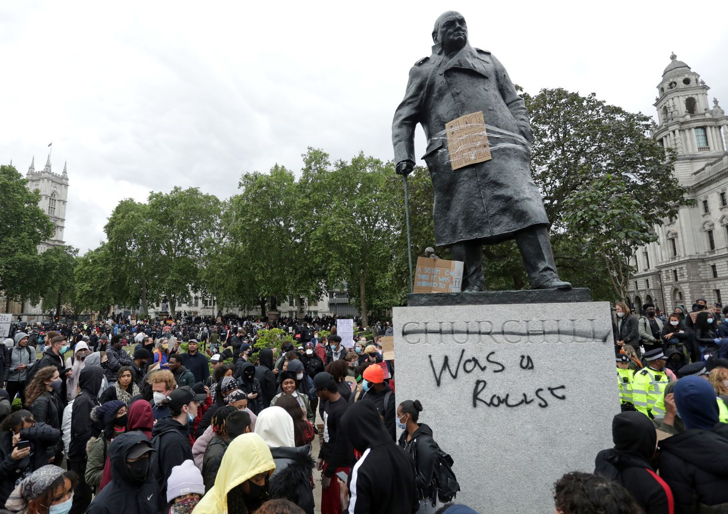 Statua di Churchill a Londra sfregiata durante le manifestazioni per Floyd