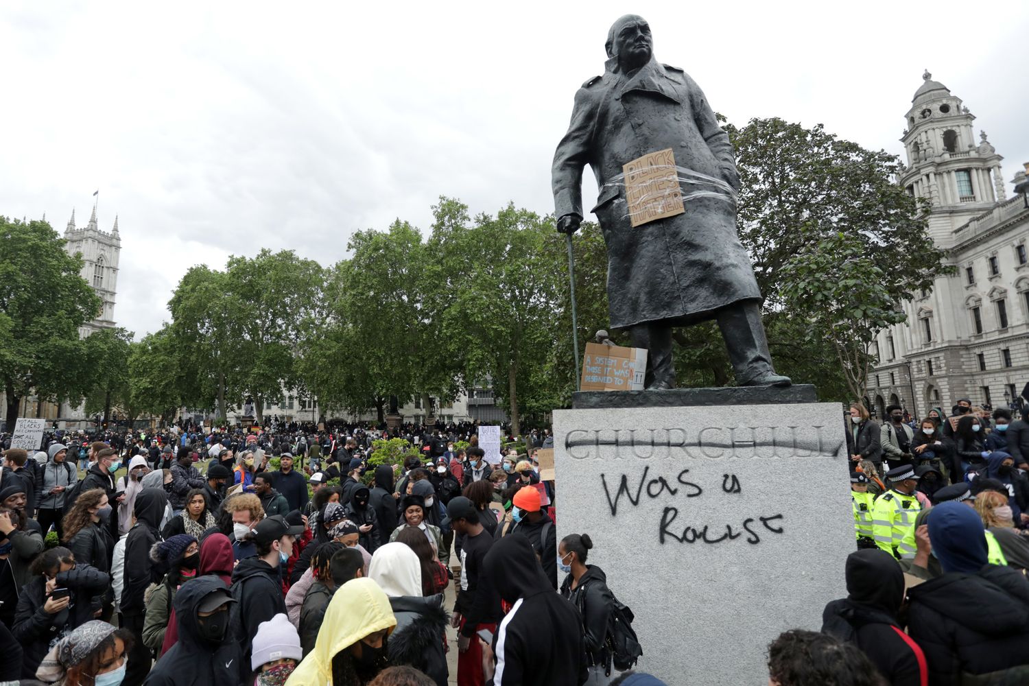 Statua di Churchill a Londra sfregiata durante le manifestazioni per Floyd