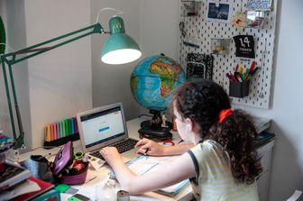 Una bambina di Roma segue una lezione online