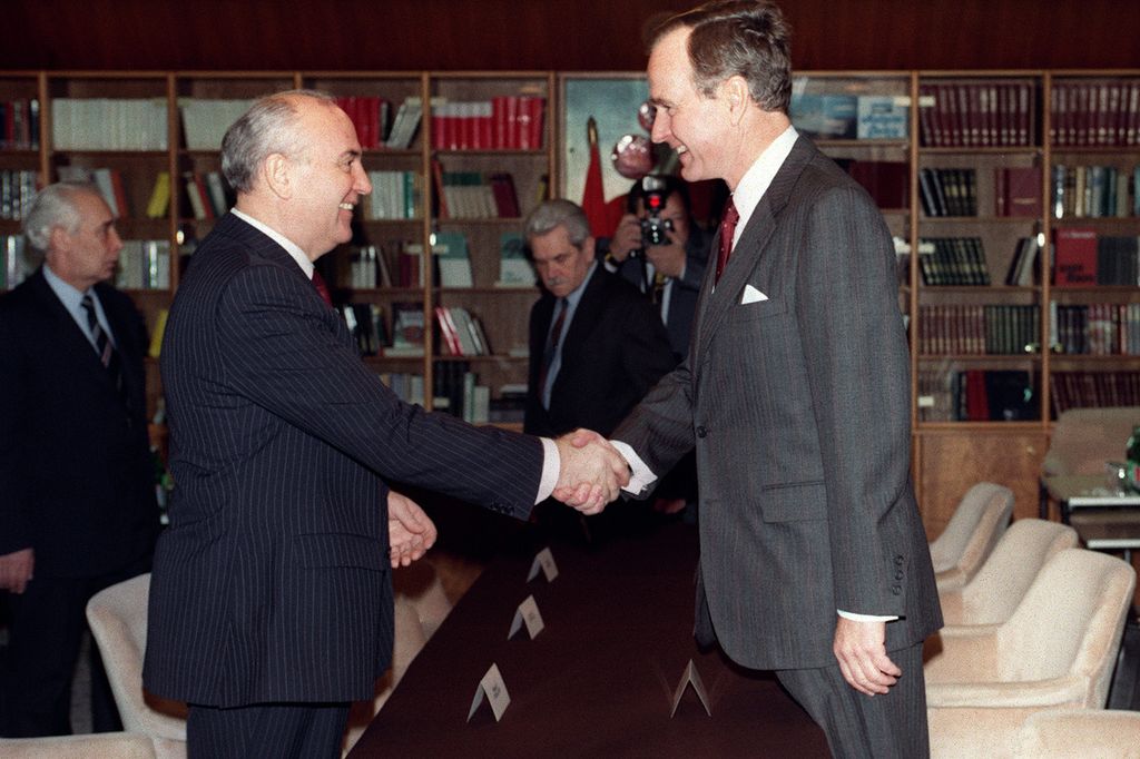 Il vertice tra Gorbaciov e Bush del 2 dicembre 1989 che segn&ograve; la fine della Guerra Fredda