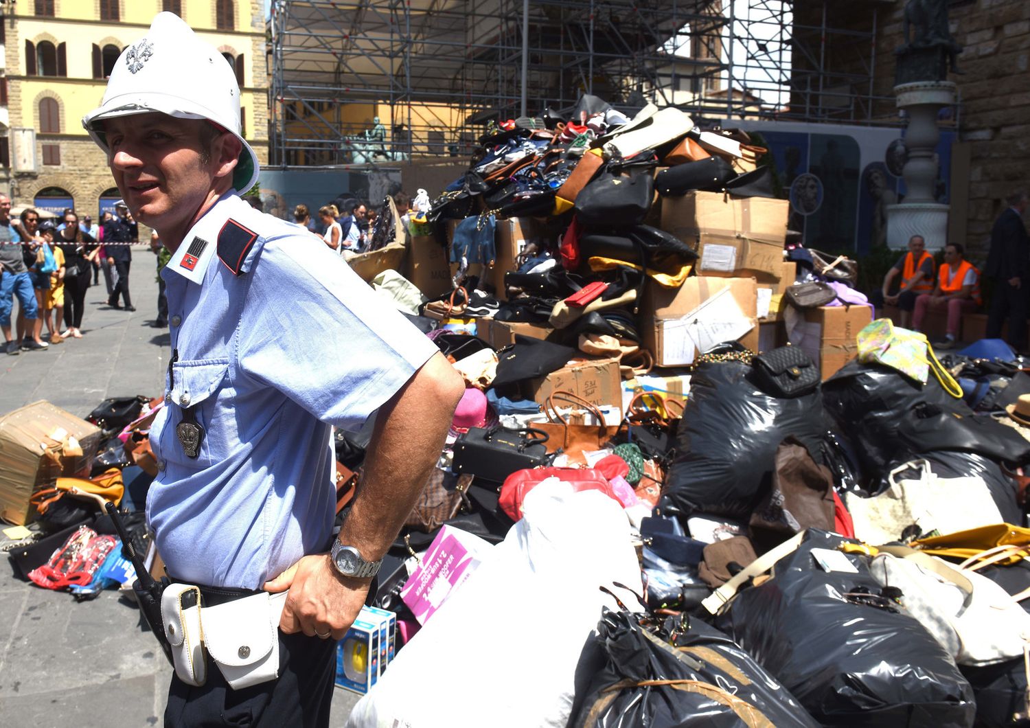 Un cumulo di prodotti contraffatti sequestrati a Firenze