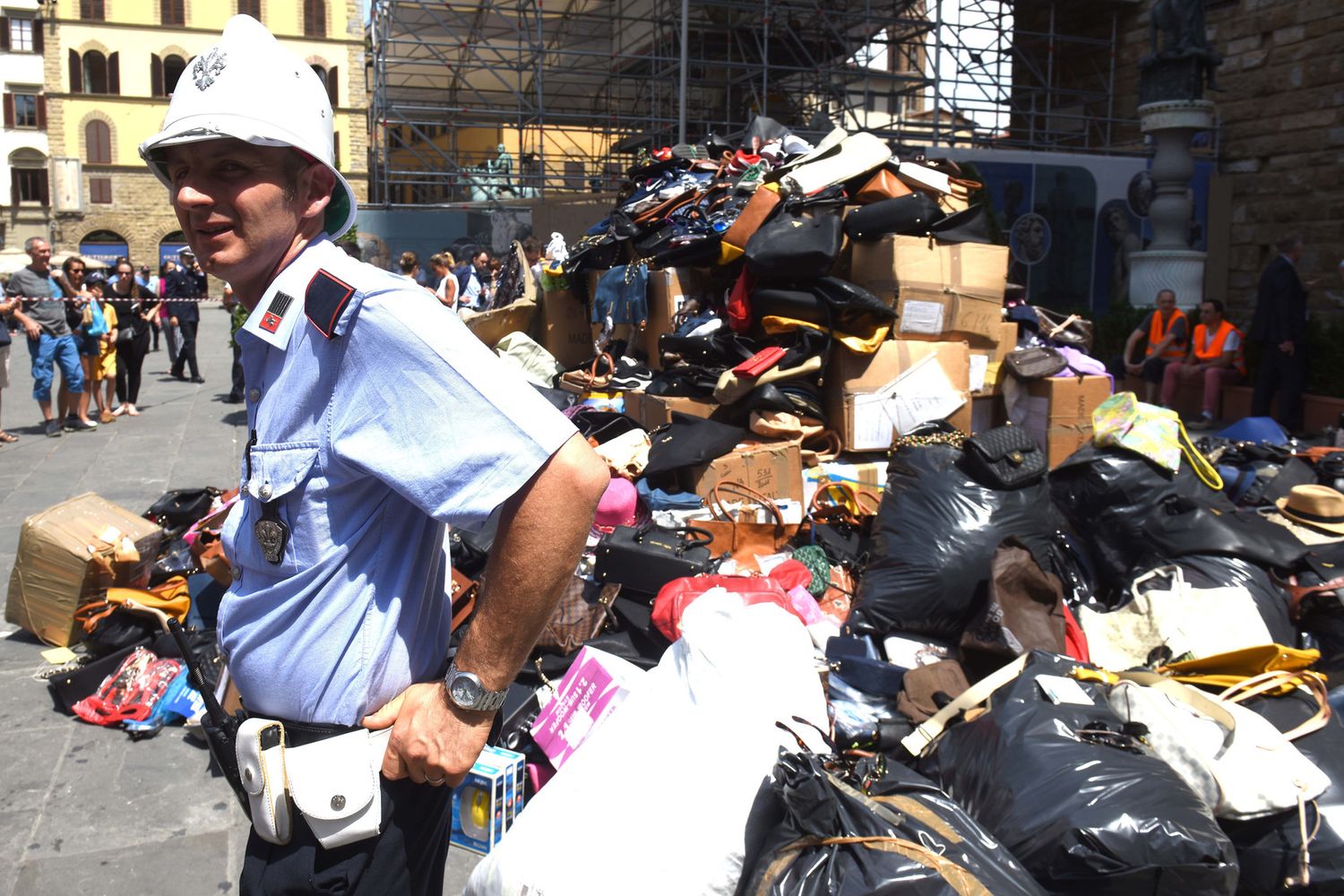Un cumulo di prodotti contraffatti sequestrati a Firenze