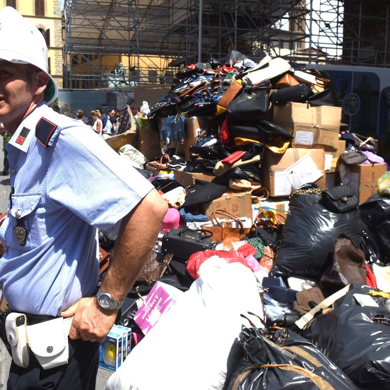 Un cumulo di prodotti contraffatti sequestrati a Firenze
