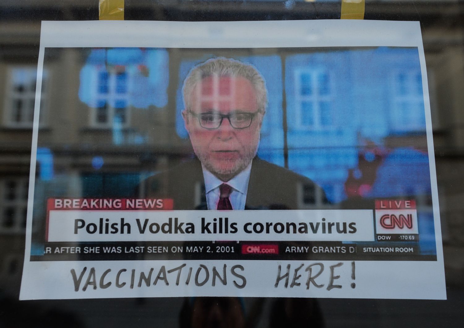 Un cartello sulla vetrina di un pub nella Citt&agrave; Vecchia di Cracovia&nbsp;che dice &quot;La vodka polacca uccide il coronavirus&quot;&nbsp;