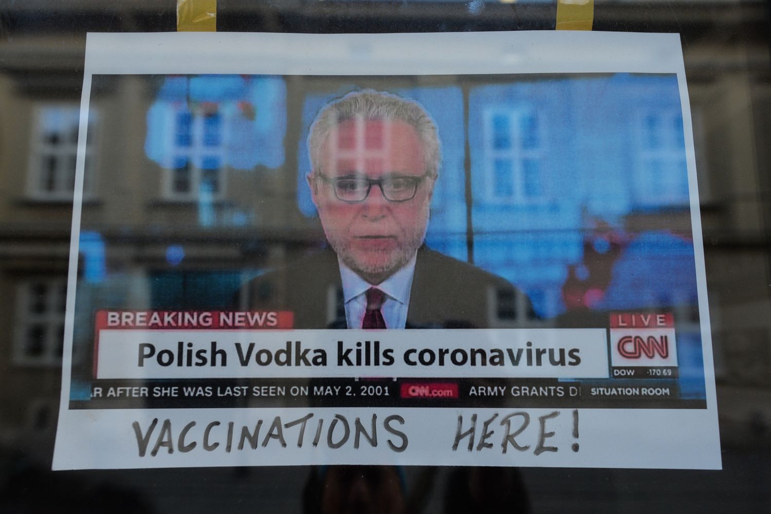 Un cartello sulla vetrina di un pub nella Citt&agrave; Vecchia di Cracovia&nbsp;che dice &quot;La vodka polacca uccide il coronavirus&quot;&nbsp;
