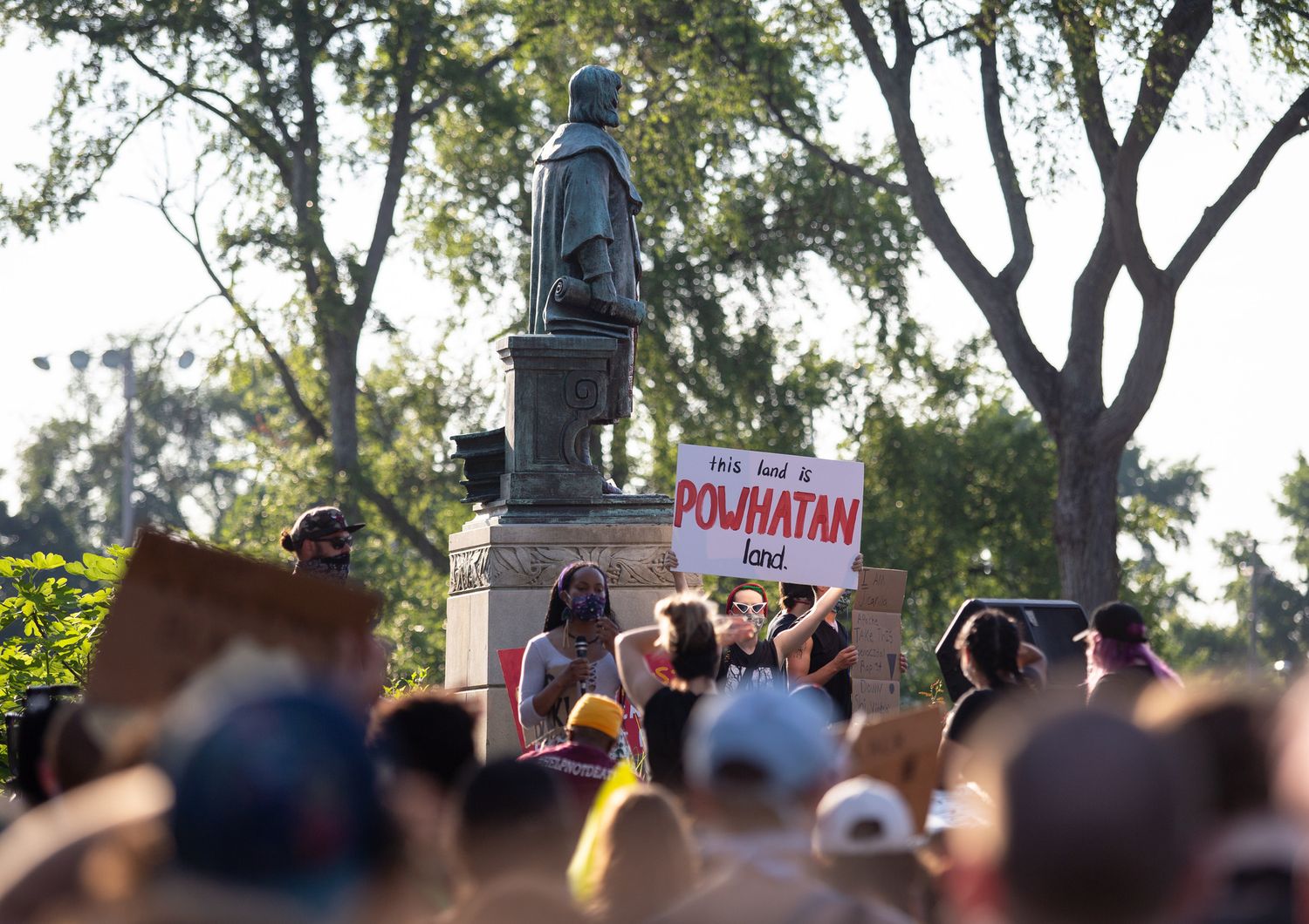Manifestanti intorno alla statua di Colombo a Richmond, in Virginia&nbsp;