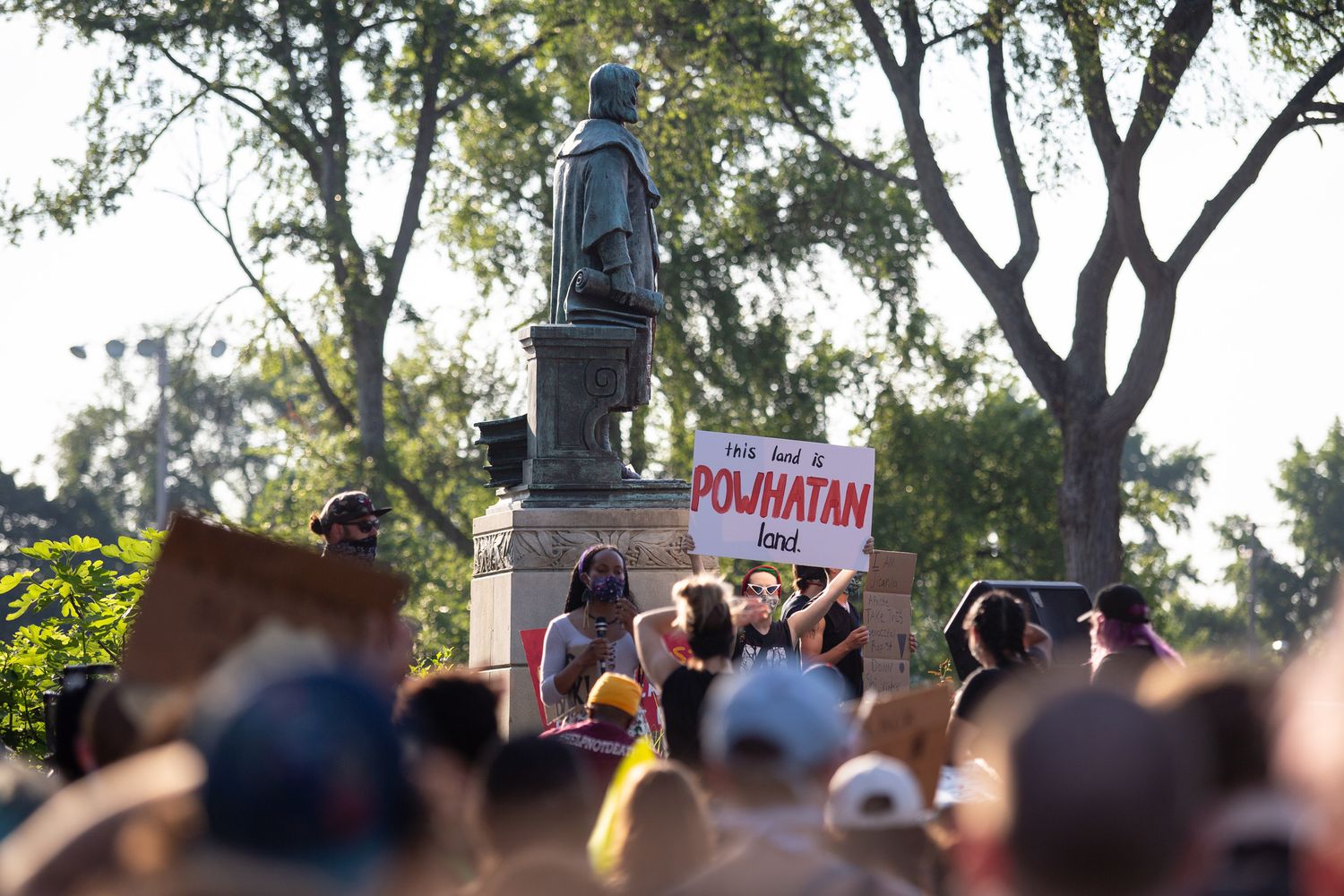 Manifestanti intorno alla statua di Colombo a Richmond, in Virginia&nbsp;