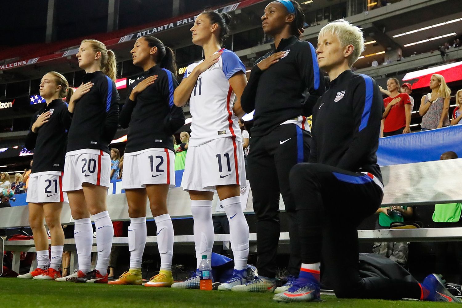 Megan Rapinoe inginocchiata durante l'inno prima di Usa-Olanda nel 2016