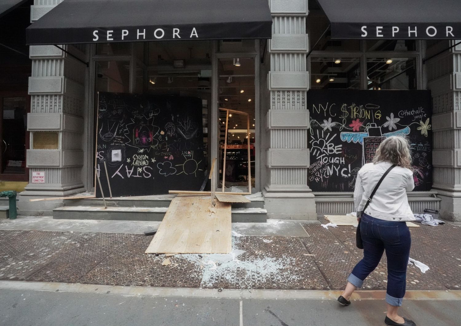 Un negozio Sephora vandalizzato a New York durante le proteste antirazziste