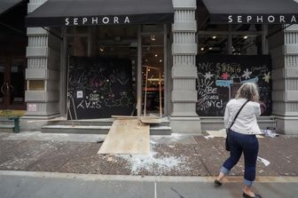 Un negozio Sephora vandalizzato a New York durante le proteste antirazziste