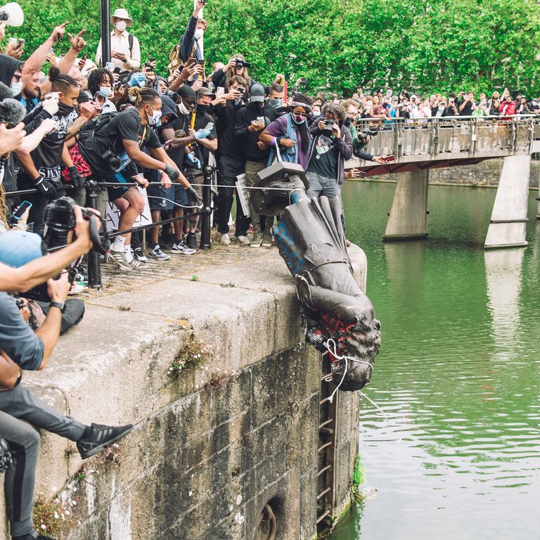 La statua di Edward Colston viene gettata nel fiume Avon
