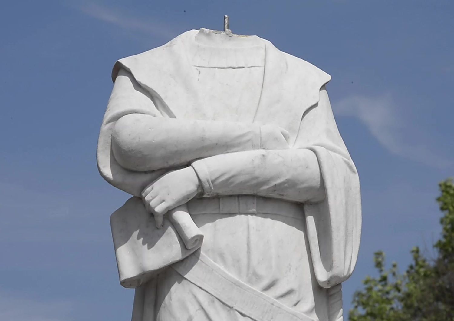La statua di Cristoforo Colombo decapitata