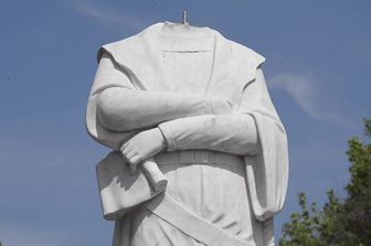 La statua di Cristoforo Colombo decapitata