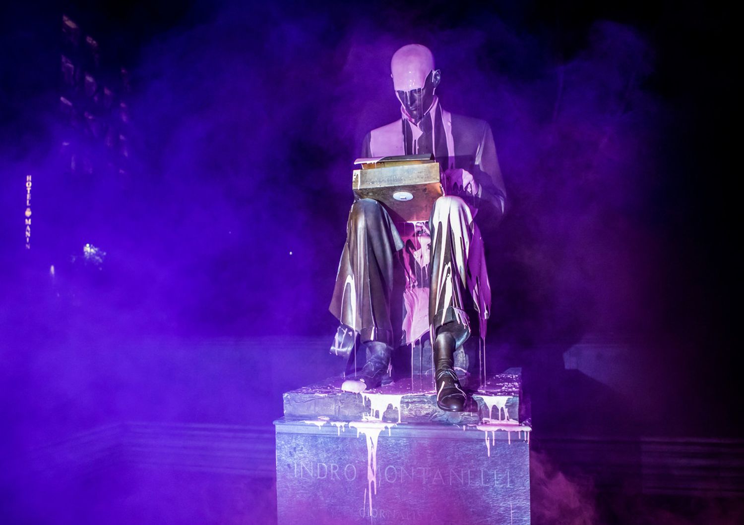 La statua di Indro Montanelli imbrattata