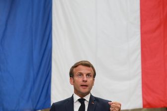 macron storia non cancella smontare statue