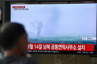 Coree tensione pyongyang distrugge centro collegamento