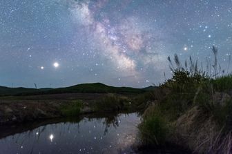 La Via Lattea fotograta dal parco naturale dei monti Fengmi, in Cina