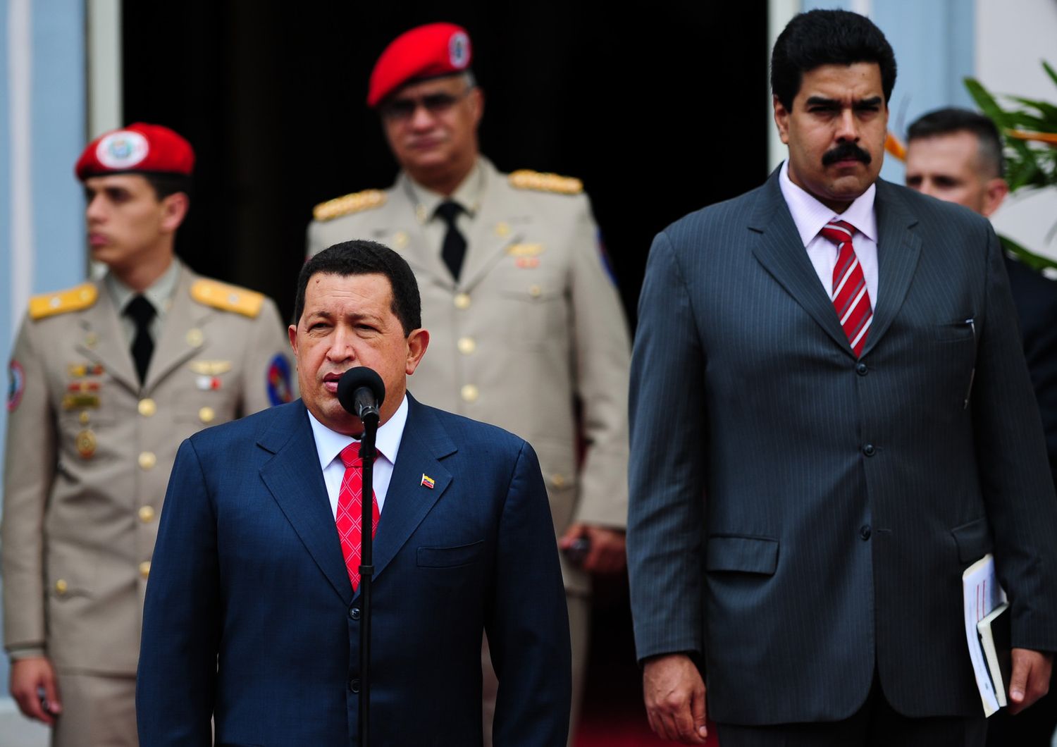 Hugo Chavez con Nicolas Maduro, allora ministro degli Esteri, a una cerimonia nel 2010 a Caracas