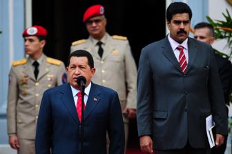 Hugo Chavez con Nicolas Maduro, allora ministro degli Esteri, a una cerimonia nel 2010 a Caracas