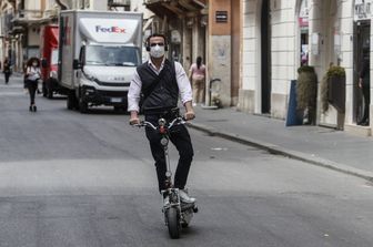 Monopattino elettrico in centro a Roma