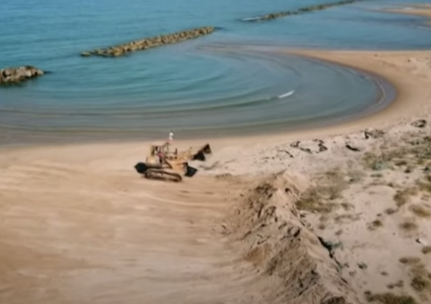 Una ruspa ha distrutto le dune della spiaggia di Agrigento