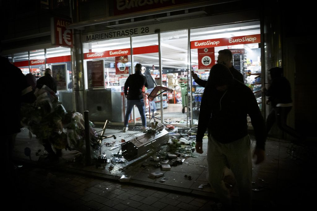 Un negozio saccheggiato nella notte a Stoccarda