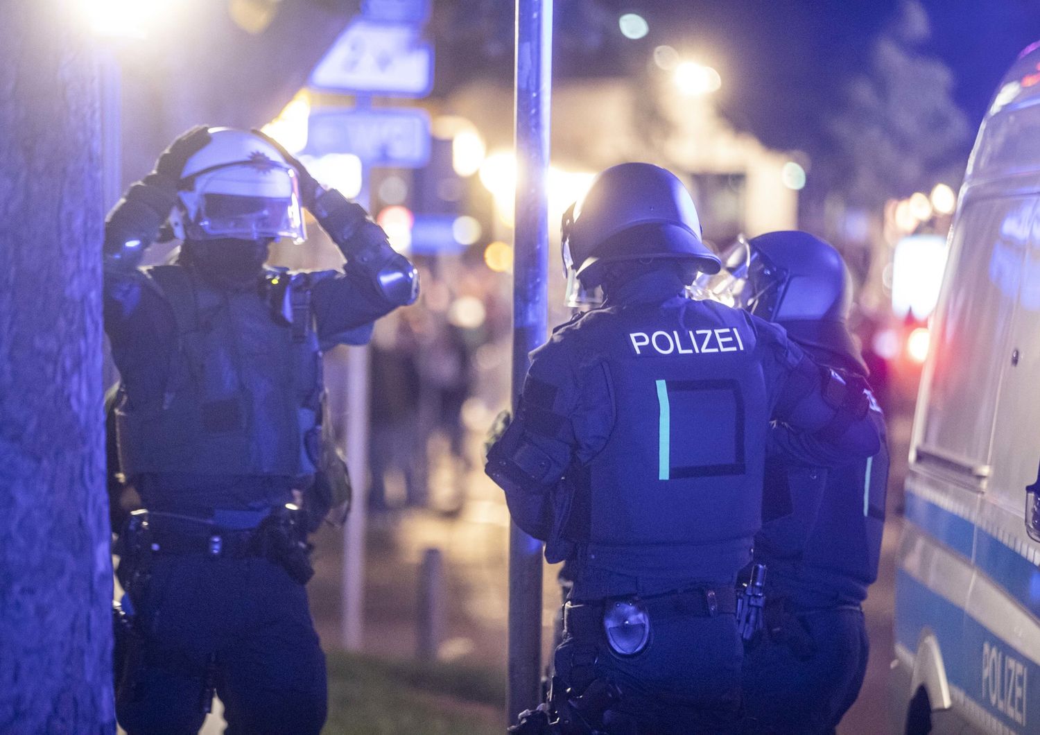 Poliziotti tedeschi dopo gli scontri a Stoccarda