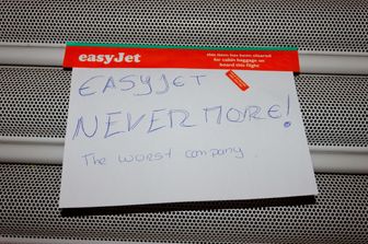 Un cartello contro EasyJet