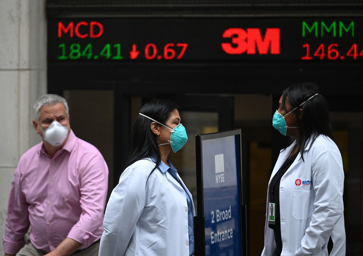Wall Street: controlli sanitari all'ingresso della Borsa di New York