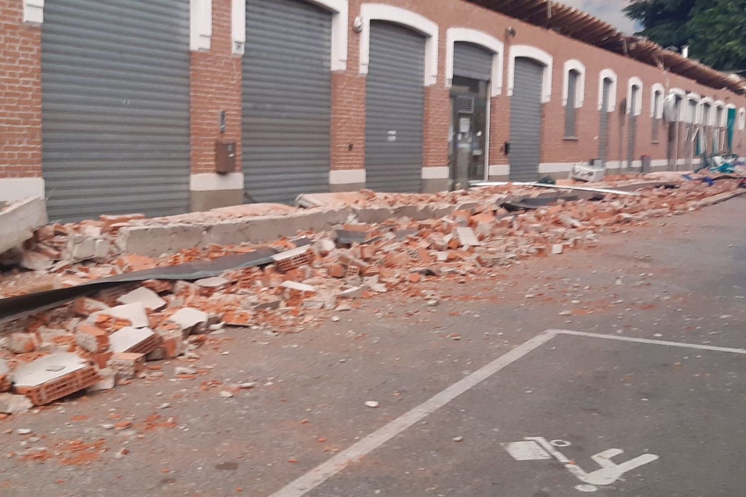 Il cornicione crollato nel Varesotto che ha causato la morte di una donna e dei suoi due figli