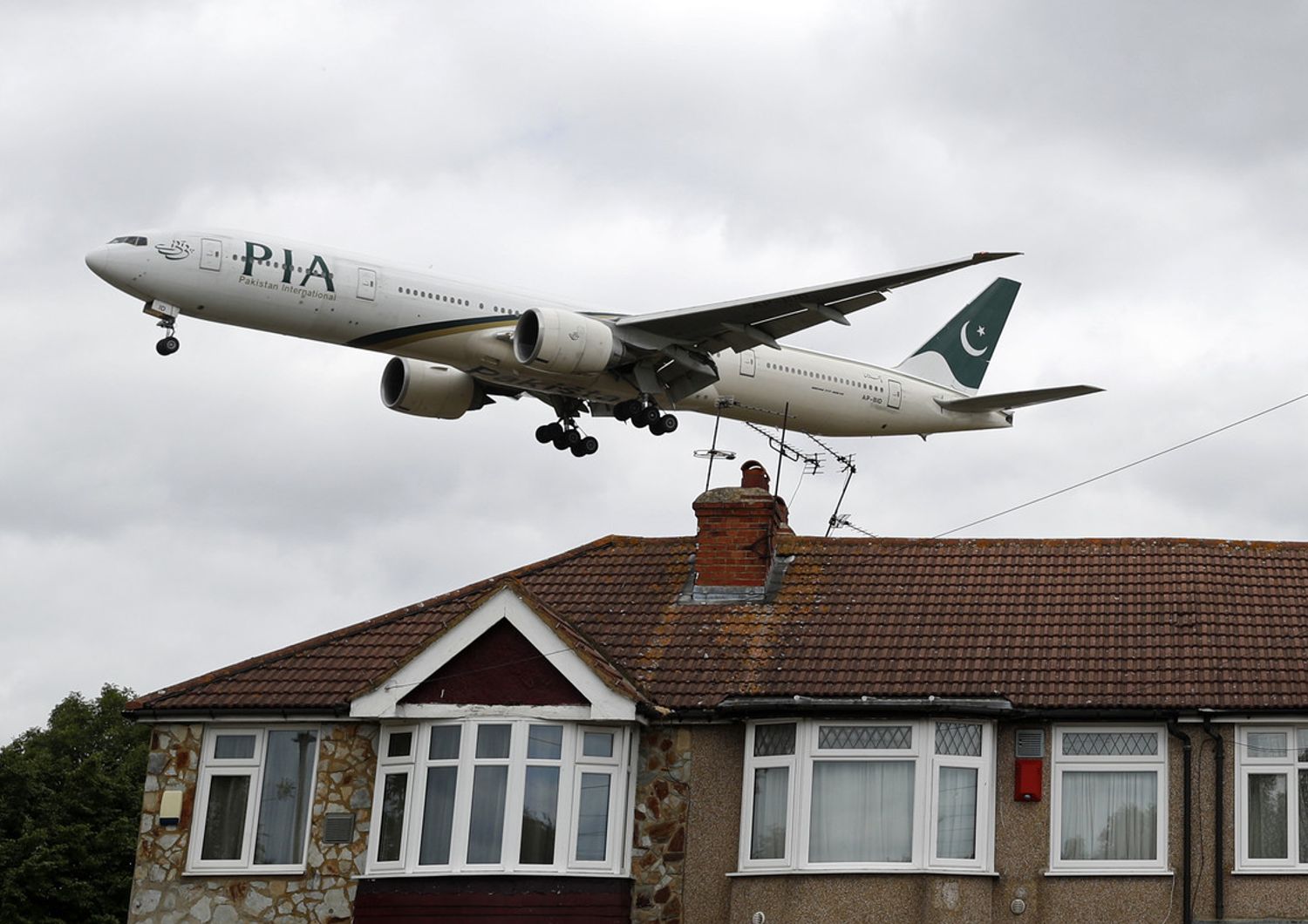 Un Boeing della Pakistan International Airlines (Pia) in fase di atterraggio a Heathrow