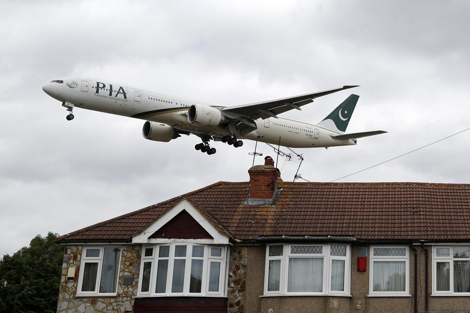 Un Boeing della Pakistan International Airlines (Pia) in fase di atterraggio a Heathrow