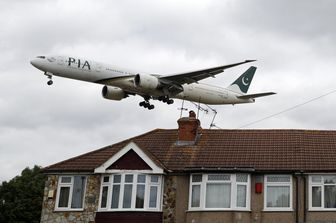 Un Boeing della Pakistan International Airlines (Pia) in fase di atterraggio a Heathrow