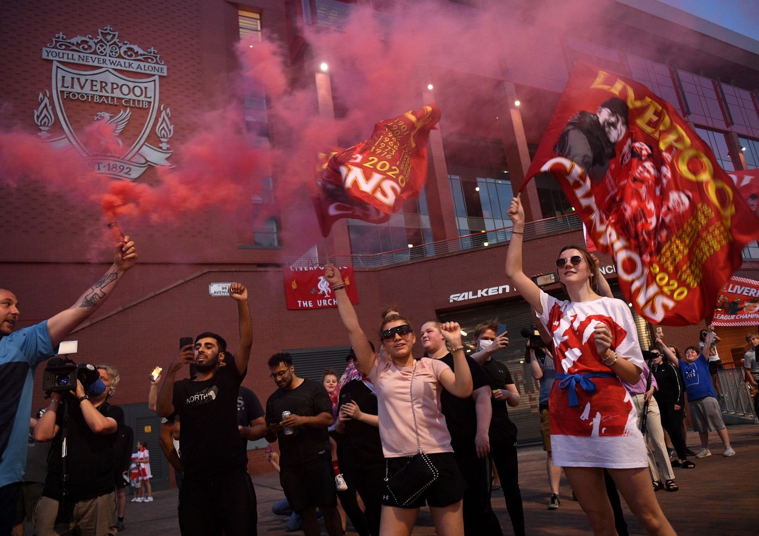 Tifosi del Liverpool festeggiano davanti lo stadio di Anfield