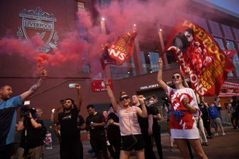 Tifosi del Liverpool festeggiano davanti lo stadio di Anfield