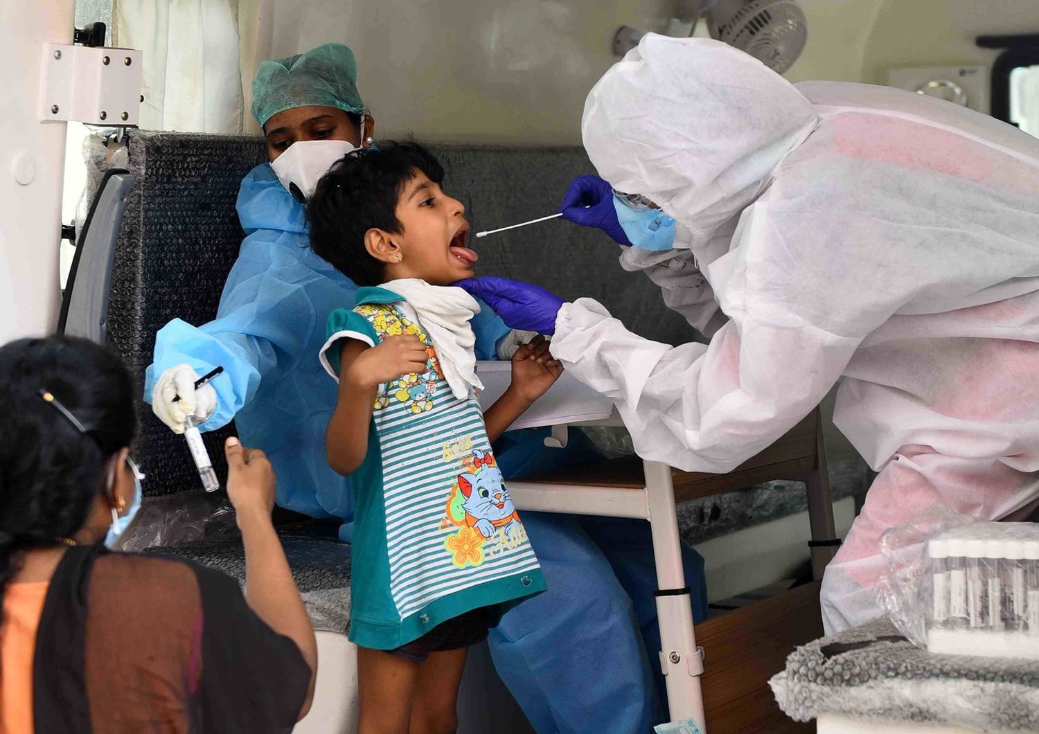 Un bambino viene sottoposto al tampone per il coronavirus a Choolaimedu, in India