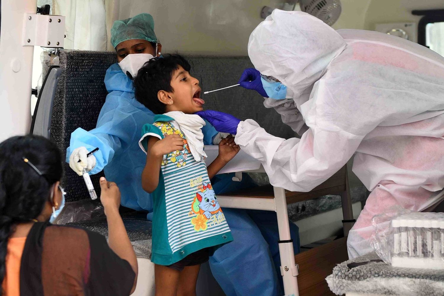 Un bambino sottoposto al tampone per Covid a Choolaimedu, in India