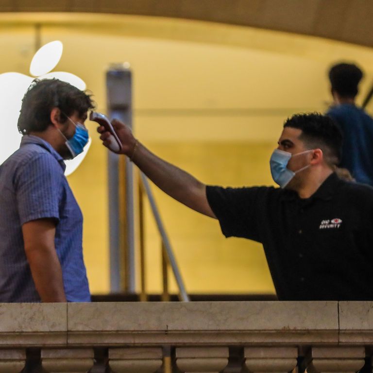 Coronavirus: controlli in un centro commerciale Usa